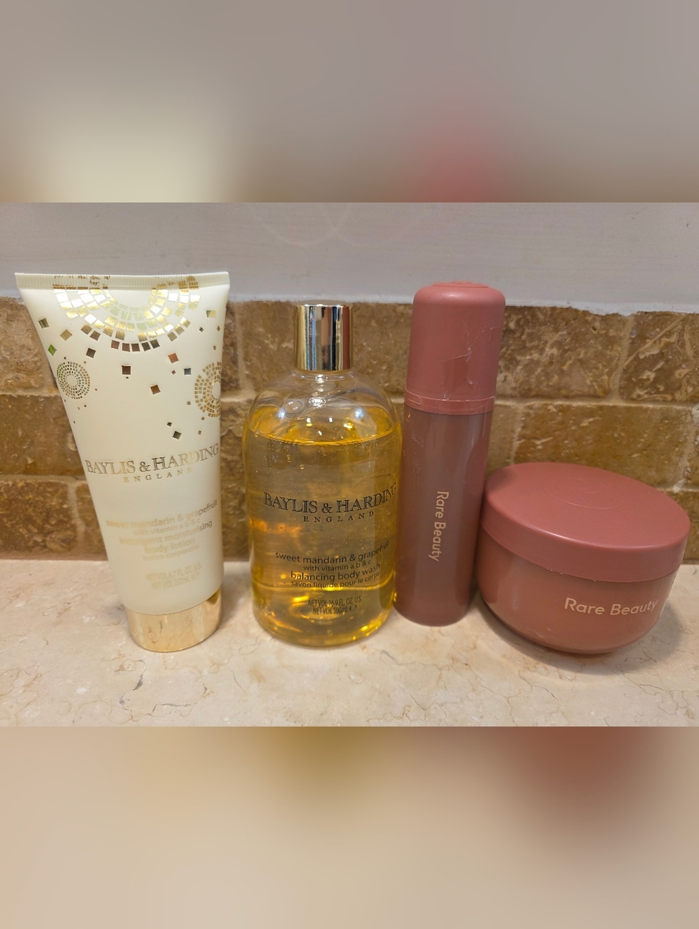 Sweet Mandarin & Grapefruit Balancing Body Wash - Yellow CREAM AND RARE Beuty